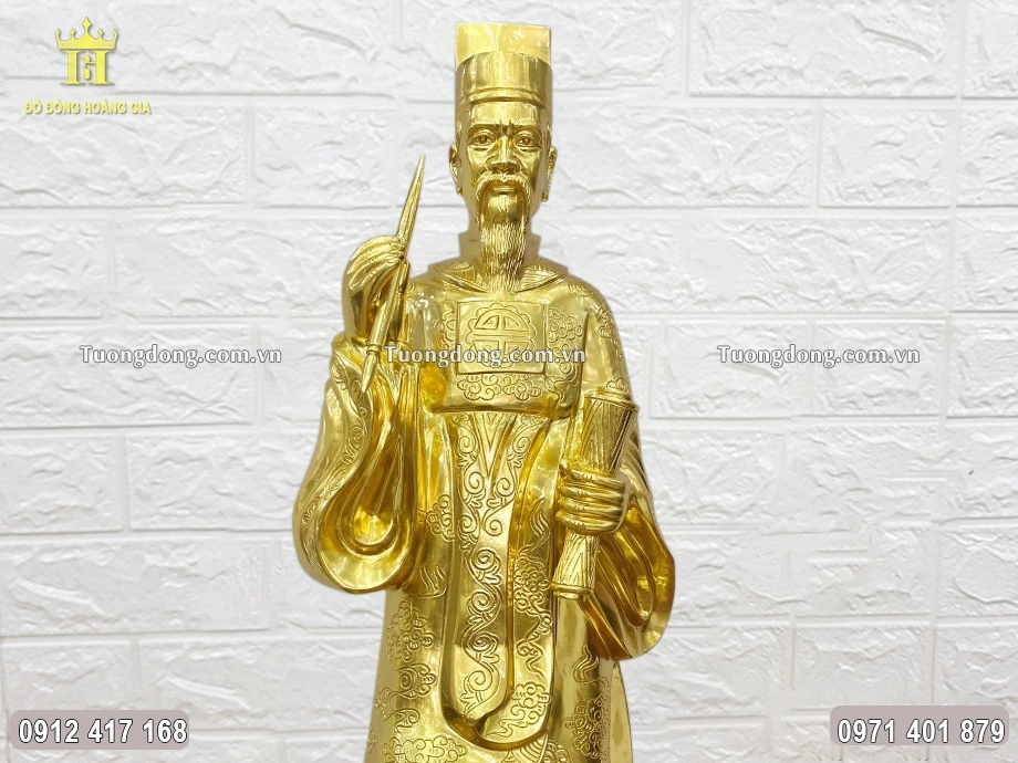 Đôi mắt tinh anh của ông được chạm khắc sắc nét